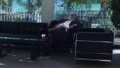 El diputado del PP Juan Van-Halen se echa la siesta durante el Pleno de la Asamblea de Madrid