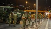 Los militares turcos ocupan las calles de Estambul y Ankara, en imágenes