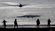 Un joven marroquí remolca a nado a otro hombre hasta la costa de Ceuta