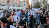 Una protesta por los siete 'manteros' detenidos en Barcelona interrumpe un acto de Colau sobre refugiados