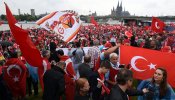 Miles de turcos se manifiestan en apoyo a Erdogan en Alemania