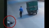 Un hombre muere atropellado por un camión y es ignorado por el resto de transeúntes