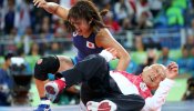 Una japonesa celebra su medalla de oro en los Juegos haciendo dos llaves a su entrenador