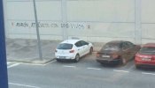 Pintadas ultras contra el alcalde de Pamplona por la exhumación de Mola y Sanjurjo: "Atrévete con los vivos"