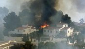 Once medios aéreos tratan de controlar el incendio de Bolulla mientras mejora el de Xàbia