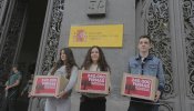 El alumno que impulsó una iniciativa contra las reválidas entrega a Méndez de Vigo más de 240.000 firmas