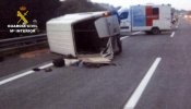 Detenido un hombre que abandonó a 34 inmigrantes en una furgoneta tras un accidente de tráfico en Austria