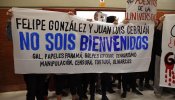 Protesta en la Autónoma contra González y Cebrián por la abstención al PP y los Papeles de Panamá