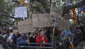 Miles de personas se concentran frente al Parlament en apoyo a Forcadell