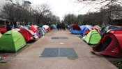 Refugiados bloqueados en los campos improvisados en las calles de París