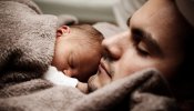 El BOE publica el decreto ley que amplía el permiso de paternidad, pero esa medida en concreto no entra en vigor hasta el 1 de abril