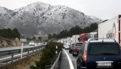 Cincuenta carreteras cortadas por la nieve; la A-3 reabre en los dos sentidos tras varias horas cortada