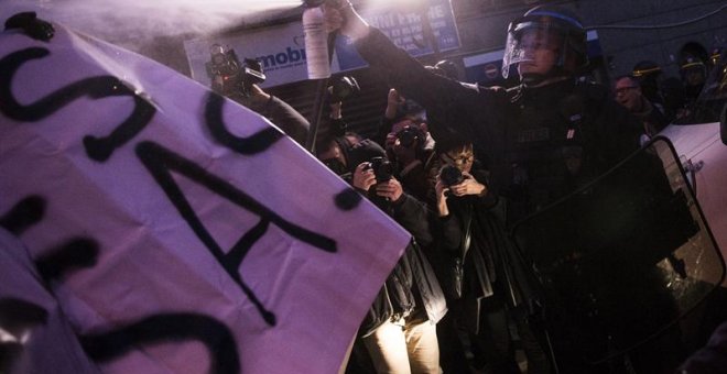 Francia prohíbe el estrangulamiento como técnica de detención policial