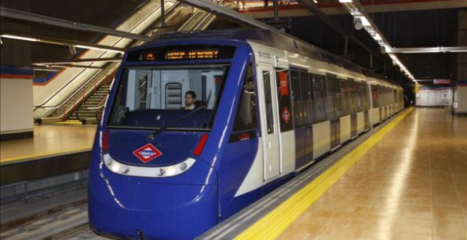 Un vagón con pasajeros del Metro de Madrid circula sin conductor entre dos estaciones