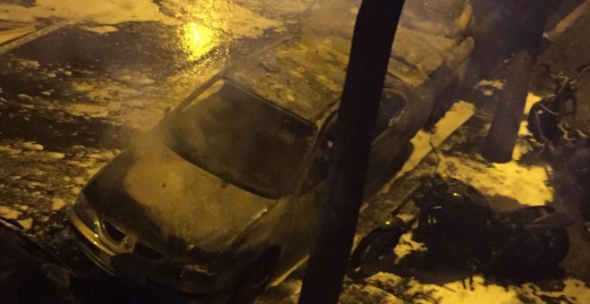 Espectaculares imágenes del incendio de cinco vehículos en Barcelona