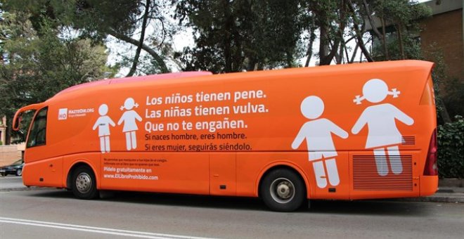 El autobús de Hazte Oír, inmovilizado en Madrid hasta que la Fiscalía se pronuncie sobre su mensaje transfóbico