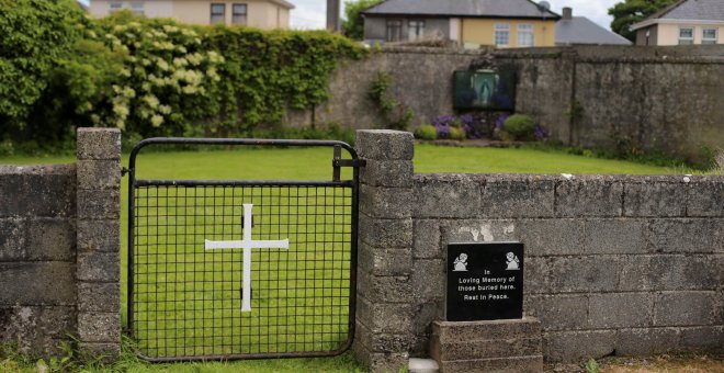 Encuentran numerosos restos de bebés en un centro de acogida católico de Irlanda