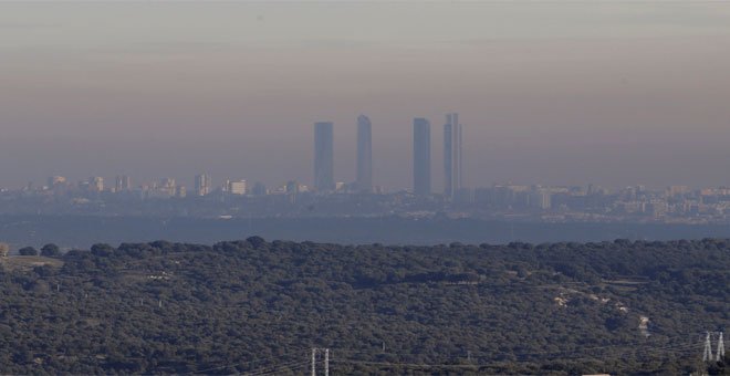 Los coches más contaminantes no podrán aparcar en 2020 en el centro de Madrid y se limitará su circulación a partir de 2025