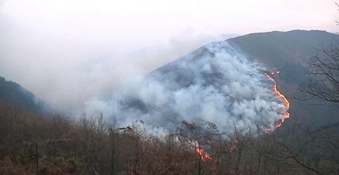 Una ola de 61 incendios forestales eleva la alerta en Asturias