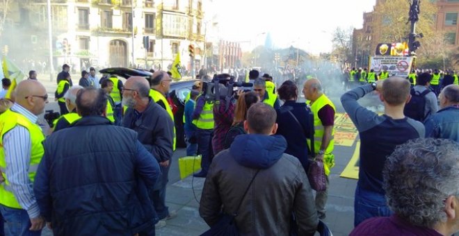 Centenars de taxistes protesten a Barcelona contra les empreses de lloguer de vehicles