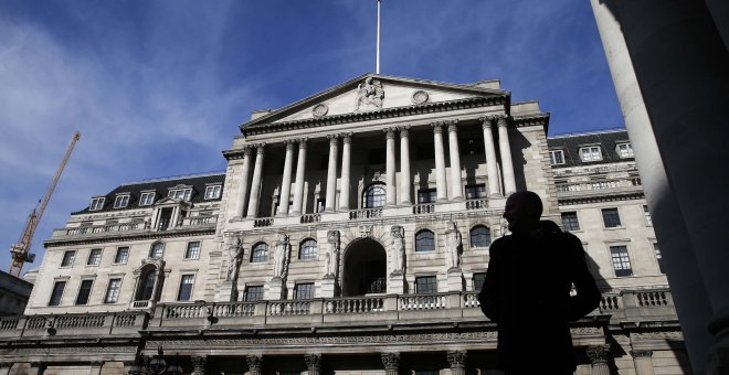 El Banco de Inglaterra mantiene tipos y el alcance de sus estímulos