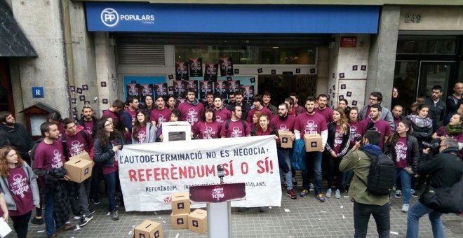 Los anticapitalistas de Arran exigen un referéndum ante la sede del PP de Barcelona