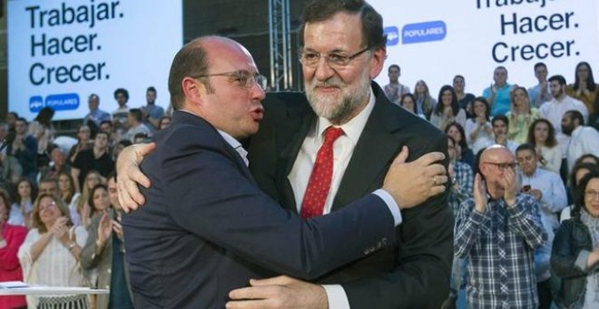 El expresidente de Murcia deja todos sus cargos acorralado por la corrupción