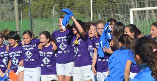 Un equipo femenino infantil hace historia al ganar la liga de segunda masculina