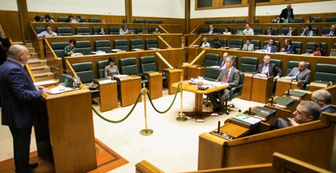 El Parlamento Vasco, sin el apoyo del PP, insta a ETA a un desarme unilateral, definitivo y verificado