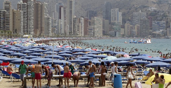 La huida hacia adelante del turismo en España y otras cuatro noticias que no debes perderte este lunes 1 de mayo