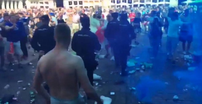 Ultras ingleses convierten la Plaza Mayor en un basurero al grito de 'Gibraltar es nuestro'