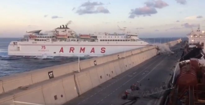 El impacto del ferry en Las Palmas provoca un derrame de combustible que se extiende más de 3 kilómetros