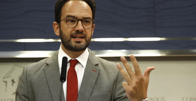 El PSOE pide la destitución de Dancausa y la comparecencia de Montoro