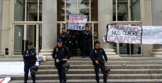 Estudiantes de la Complutense ocupan el Rectorado para protestar por la fusión de facultades