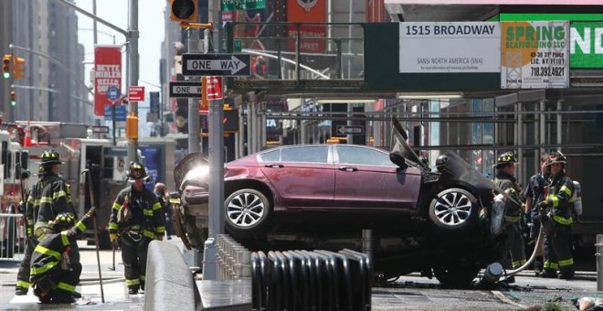 El teclista de La Oreja de Van Gogh se salva 'in extremis' de ser atropellado por el coche en Times Square