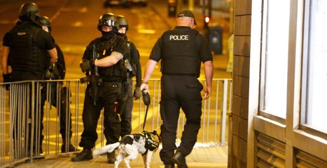 May condena el "atroz ataque terrorista" en Manchester y reúne al comité de emergencia