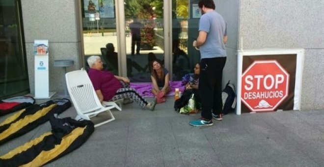 Una mujer con un hijo dependiente acampa frente al Ayuntamiento de Leganés para intentar frenar su desahucio