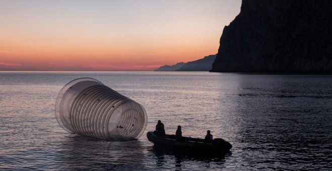 Vasos, pajitas y botellas de plástico gigantes contra la contaminación del Mediterráneo