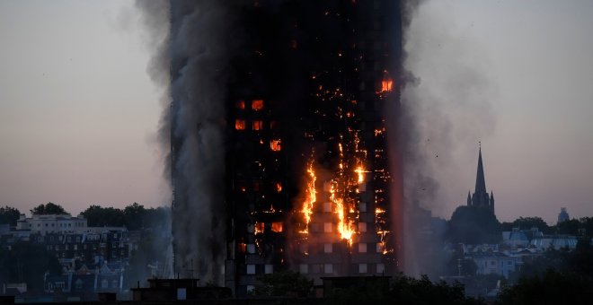 Al menos 12 muertos en el incendio de un edificio de Londres