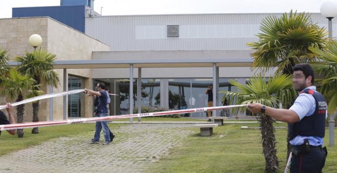 Un hombre hiere de gravedad con un AK-47 a dos policías locales en un tanatorio de Gavà