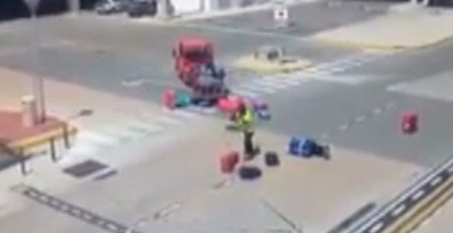 Suspendido de empleo y sueldo un trabajador de Iberia tras ser grabado golpeando las maletas de sus clientes