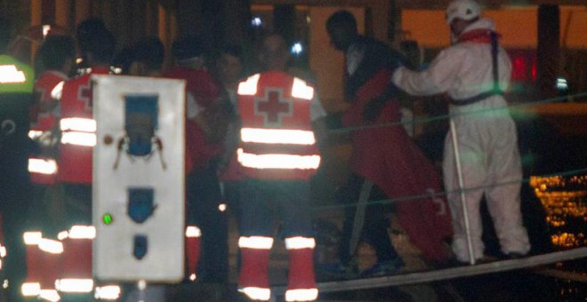 Rescatan a 38 inmigrantes a bordo de una patera en el mar de Alborán