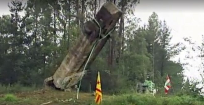 Varios heridos, dos de ellos graves, durante el derribo de una cruz franquista