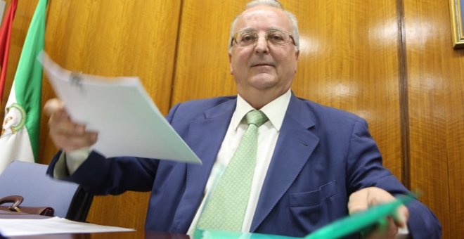 La juez Núñez imputa al exconsejero Antonio Fernández por las sobrecomisiones de los ERE