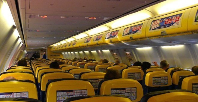 Ryanair se jacta de ampliar el espacio de los asientos de sus aviones en 2,5 centímetros