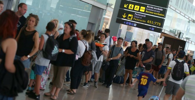 Llargues cues el matí de divendres al controls de seguretat de l'aeroport del Prat