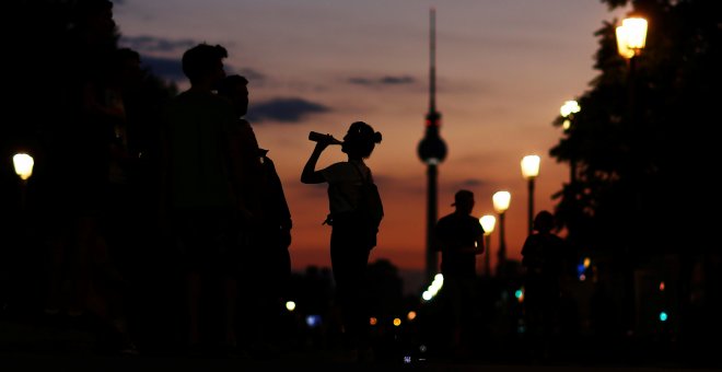 Detenidos en Berlín dos turistas chinos por hacer el saludo nazi frente al Reichstag