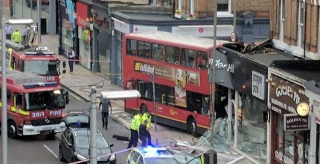 Un autobús de dos plantas se empotra contra una tienda de Londres