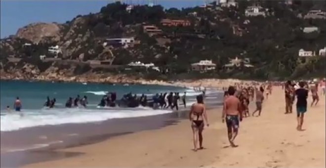 Una patera con 40 personas desembarca en una playa de Cádiz llena de bañistas