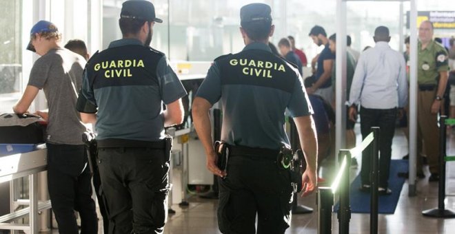 Los guardias civiles se sienten "utilizados" en el Prat para sacar "las castañas del fuego" al Gobierno